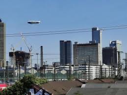 Il dirigibile semirigido zeppelin nt misura oltre 75 m in lunghezza, quasi tre quarti di un campo da calcio, e quasi 18 m di altezza. Goodyear Zeppelin Blimp Frankfurt Germany Flight Airship Air Ship Cruise City Tour Frankfurt Zeppelin Nt Skyline Skyscrapers Skyline Atlas