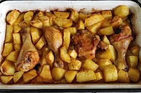 Cu aceasta delicioasa rulada din pulpe de pui dau startul retetelor de sarbatori din acest sezon si va invit sa ramaneti aproape, cu siguranta va vor fi de mare folos. Pulpe De Pui Cu Cartofi La Cuptor Lili Gateste