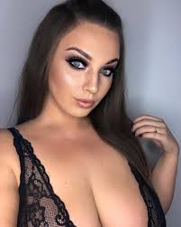 Danielle Akers - Free sexy pics, galleries & more at Babepedia