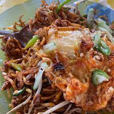 Resep mie ayam yang paling sederhana biasanya terdiri dari mie rebus, masakan ayam khusus, kaldu, dan bahan pelengkap tambahan lainnya, seperti daun caisim, telur ayam puyuh, kerupuk, kerupuk nasi uduk, dan lainnya. Mee Basah Melaka