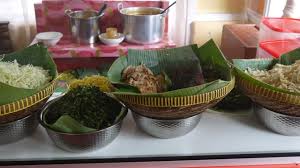 Cincau hitam dibuat dari daun janggelan, sedangkan cincau hijau hasil dari daun cincau yang diremas. Kuliner Vegetarian Legendaris Dari Bukittinggi Djangki