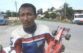 Produk kerajinan dari bahan alam ini mempunyai banyak inovasi dan beragam jenisnya sampai masyarakat dari luar negeri pun ikut menyukai nya. Anak Johor Bina Kereta F1 Besi Buruk Dalam Masa 56 Jam Dengan Modal Rm2 200 Sahaja