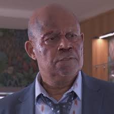 Yikes! Laurence Fox stops his new Charles de Gaulle play mid-sentence to  call heckler a "c**t"