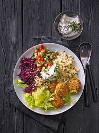 Orientalische Bowl Mit Falafel Und Joghurtsauce Every Minute Between Your Family Your Career And Vegetarian Recipes Italian Recipes Healthy Dinner Recipes