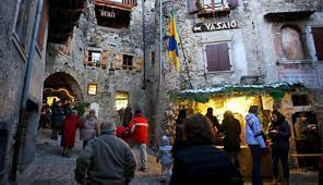Siamo quasi a natale in molte case si ebbene sì, anche noi abbiamo la nostra casa di babbo natale. Www Ladigetto It Babbo Natale Elfi E Mercatini E Tutto Pronto