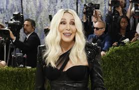 Aos 80 anos, Cher revela o o único item de beleza sem o qual não vive: 'Não sigo tendências'