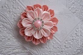 цветы из атласных лент своими руками мастер класс видео Video Master Klass Ukrashenie Cumami Kanzashi Master Klass Kanzashi Cvety Iz Atlasnyh Lent Cvetok Kanzashi Iz Kruglyh Lepestkov Lenty Foto 2 Tkanevyj Cvetok Svoimi Rukami Urok Po Sozdaniyu Cvetka Iz Lenty I Vyshivka