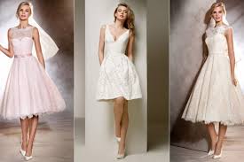 Modelli di abiti da sposa dalla linea particolare e unica, proposte glamour con piume, scollature profonde e giochi di pizzo per degli abiti nuziali magici. Abiti Da Sposa Corti L Abito Nuziale Corto Per Un Matrimonio Originale
