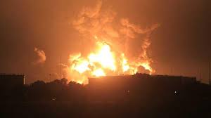 Kilang minyak balongan terbakar, langit indramayu memerah. Musjtmsfg Zdhm