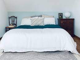 Aménager le grenier ou les combles représente une excellente alternative pour profiter d'un plus grand espace à vivre. Peindre Un Soubassement Dans Une Chambre Mansardee Joli Place