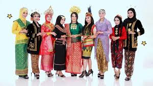 Tidak kalah dengan pakaian adat indonesia dari daerah lainnya, baju khas banten ini juga terlihat sangat mewah dan elegan. Mengenal Ragam Pakaian Adat Maluku Dan Ciri Khasnya Orami