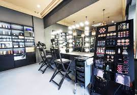 A beauty salon may just offer hair care & hair styling services, or nail services, manicures and pedicures. Beauty Salon Definition Und Bedeutung Collins Worterbuch