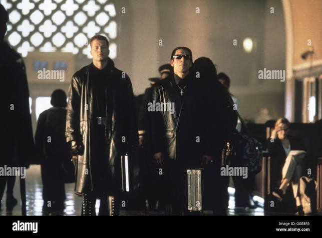 THE REPLACEMENT KILLERS / The Replacements Killers USA 1998 / Antoine Fuqua  Szene mit TILL SCHWEIGER (Ryker, li.). Regie: Antoine Fuqua aka. The  Replacements Killers Stock Photo - Alamy