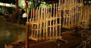 Orang yang berperan mennyebarkan permainan angklung adalah daeng soetigna. Alat Musik Angklung Warisan Budaya Dunia Dari Sunda
