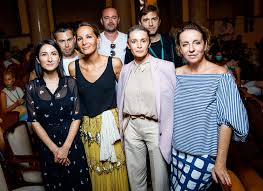 17 сентября на «кинотавре» прошла премьера фильма «трое» анны меликян. Kinotavr 2020 Yuliya Peresild Konstantin Habenskij Viktoriya Isakova I Drugie Na Premere Filma Troe Anny Melikyan Zhenskij Sajt Ledi Glamur