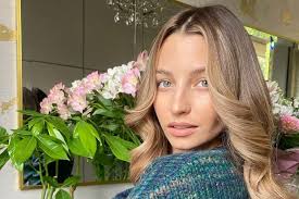 Julia wieniawa o singlu smrc: Julia Wieniawa W Najmodniejszych Klapkach Tego Sezonu Wiemy Gdzie Je Kupic