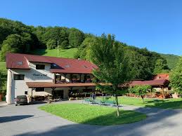 Situata in centrul statiunii durau, vila floare de colt ofera un loc deosebit de cazare la durau in care te poti relaxa in mijlocul naturii. Pensiunea Floare De Colt Prices Lodge Reviews Poiana Galdei Romania Tripadvisor