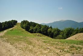 Pe un deal, departe sta o cruce veche, ca un semn al suferintelor, si iubesc eu crucea, unde scumpul isus muri ca al meu mantuitor. Singur Cu Cortul ExpediÈie Pe Culmea TÄtarului CÄlÄtorul Claudiu