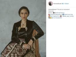 Kebaya merupakan jenis busana yang dipakai oleh kalangan wanita jawa, khususnya di lingkungan budaya yogyakarta dan surakarta, jawa tengah. Anggunnya Kalem Deretan Foto Artis Cantik Pakai Kebaya Di Hari Kartini Dewiku Com