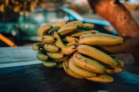Panaskan air di panci dengan api sedang. Cara Cepat Mematangkan Pisang