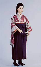 女学生姿 明治 大正 昭和時代 洋風の摂取 日本服飾史 資料 風俗博物館 よみがえる源氏物語の世界 日本のファッションスタイル 大正 袴 大正ロマン 着物