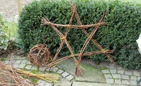 Weihnachtsdeko Ein Stern Aus Zweigen Weihnachtsdeko Aus Naturmaterialien Basteln Weihnachten Naturmaterialien Und Weihnachtsdekoration Fur Draussen