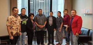 Sementara menurut hendropriyono, demonstrasi dengan pengerahan massa hanya dibenarkan di negara komunis dan di negara liberal. Kuda Hitam Ahy Diaz