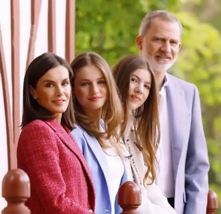 🇬🇧: Another new official family photo of Princess Leonor and Infanta Sofía  and their parents King Felipe VI and Queen Letizia, which was published on  the occasion of King Felipe and Queen