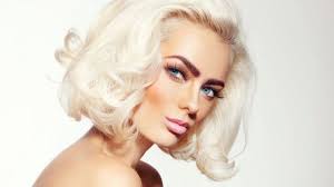 Parrucca da donna in platino grigio sfumato biondo ondulato capelli ricci moda affascinante misti colori sintetici cosplay naturale per tutti i giorni . Tutte Le Sfumature Dei Capelli Color Platino Pg Magazine