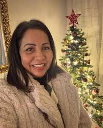 Abrigadita y con un arbolito de navidad, enamorada y feliz! Te regalo una  sonrisa.. mujer62años