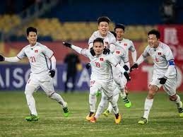 Cụ thể, anh chắp tay lại, mắt nhắm nghiền và hướng lên bầu trời như một lời ước nguyện. VÄƒn Thanh Äƒn Má»«ng Ngáº¡o Nghá»… Há»¡i Chau A Chung Toi La Viá»‡t Nam