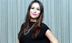 Siti saleha merupakan pilihan yang tepat kerana dia memiliki kecantikan yang semulajadi, aura yang mempesonakan dan mampu mengangkat jenam palmolive dengan tarikannya yang tersendiri. Siti Saleha Tinggal Suami Demi Kerjaya Buzzkini