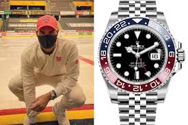 Thankfully, the denizens of rolexforums.com have discussed this issue before. Rolex Roger Federer Zeigt Seine Gmt Master Ii Tick Talk