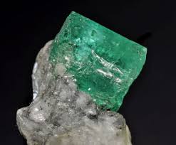 Cet objet, en or massif de 18 carats, tout particulièrement. Le Jade En Qualite Imperiale Le Gemme Le Plus Cher De La Planete Achat Or Et Pierres Precieuses Interor Paris