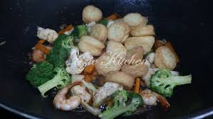 When preparing the dish, cakes of hard tofu are deep fried until golden brown. Sayur Campur Goreng Dengan Tauhu Telur Azie Kitchen