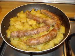 In una padella preparare un soffritto con olio e due spicchi di aglio interi, aggiungere le salsicce tagliate a pezzetti e rosolarle per alcuni minuti con una poco di vino bianco. Salsicce E Patate Al Vino In Padella Ricette Ricette Di Cucina Piatti Di Cucina