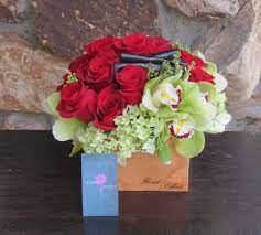 Vi använder ett omfattande nätverk av lokala santa låt blommor för santa clarita ta hand om dina blomsterarrangemang av tillfällen, inklusive födelsedag buketter, mors dag, blommor, alla hjärtans. Red Roses And Cymbidiums In Santa Clarita Ca Floral Effect