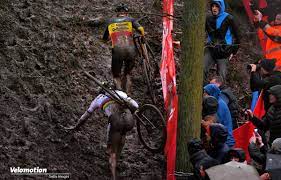 Van der poel attacked in the closing kilometer of sunday's stage 2 in thrilling fashion, bolting from the peloton to take the stage and the yellow jersey atop the mur de bretagne.the attack was. Cross Weltcup In Namur Van Der Poel Siegt Nach Sturz Drama Von Aerts