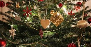 Le sapin de noël est une tradition datant du moyen âge qui s'inspire d'un ancien rite pratiqué au moment de la fête du solstice d'hiver pendant l'antiquité. Noel Comment Decorer Votre Sapin Geraldine S Style Sarl