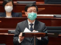 科大振翅新聞#港大評議會案 【四港大生被控違國安法 通宵扣查後全部需即時還押】 ⁡ 港大學生會評議會早前通過悼念梁健輝議案，警方昨日先後拘捕四名港大學生，包括港大學生會評議會主席張敬生、 學生會前會長郭永晧、文學院學生會前外務副會長容頌禧及李國賢堂學生會前代表杜林丞亨. D9ef9qq5ghhvbm