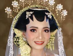 Menata sanggul pengantin jawa bukan sesuatu yang bisa dibilang mudah. Paes Sanggul Sasak Yogya Tutorial Makeup Pengantin Paes Ageng Saubhaya Makeup 1 Sanggul Modern Tanpa Sasak