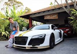 Namun apa yang menjadi perhatian netizen ada beberapa. 9 Selebriti Terkenal Malaysia Yang Sakan Bergaya Dengan Kereta Mewah Soya Lemon
