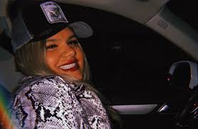 Morena Rial impactó frente al espejo con un minitop gris: “¿Me dan amor?”