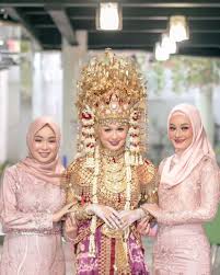 Maybe you would like to learn more about one of these? Baju Pernikahan Dinda Hauw Beda Gaya Dinda Hauw Saat Lamaran Dan Akad Nikah Tuai Komentar Dream Co Id