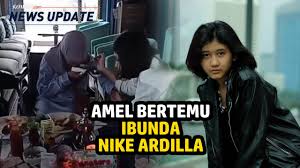Popularitasnya nya sebagai penyanyi & bintang film lahir secara bersamaan. Viral Video Ibu Nike Ardilla Tak Lepas Genggaman Tangan Amel Halaman All Kompas Com