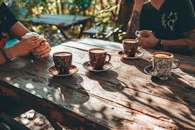 朋友們一起喝咖啡| Premium AI 生成圖片