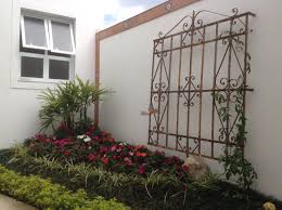 A Antiga Grade De Janela Aqui Foi Usada Como Trelica Para Apoiar A Trepadeira Criando Um Jardim Personaliz Quintal Rustico Decoracao Jardim Quintais Laterais