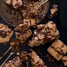 The filling of the pie is a freshly made lemon curd using lemon, starch, egg yolks and a bit of sugar. 1 Packet Of Tennis Biscuits 7 Delectable Recipes Food24