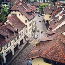 Inúmeros edifícios históricos, como igrejas, torres, fontes e pontes fazem da visita à parte antiga da cidade uma experiência inesquecível. Vista Da Cidade De Berna Suica Fotos Do Acervo Freeimages Com