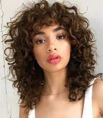 Sfatiamo il vecchio luogo comune secondo cui la donna deve necessariamente portare i capelli lunghi e innamoriamoci dei tagli corti per i . Capelli Ricci Scalati Perche Scegliere La Tendenza Del Momento Estetica It